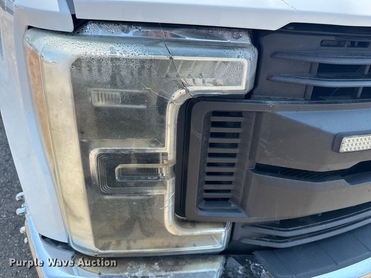 image for item EG6108 2017 Ford F350 Super Duty Crew Cab flatbed pickup truck