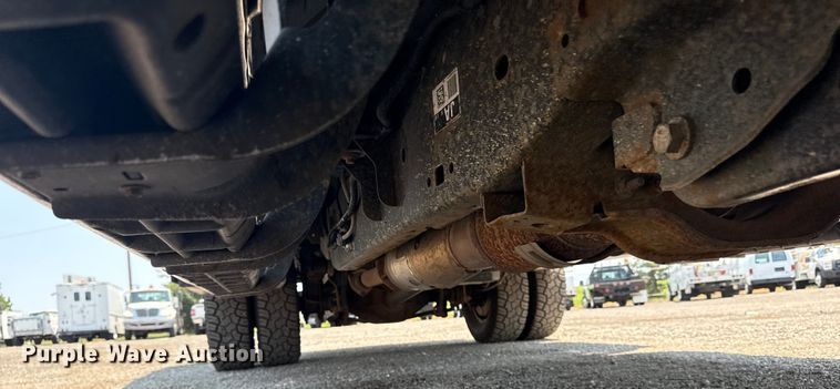 image for item EG6108 2017 Ford F350 Super Duty Crew Cab flatbed pickup truck