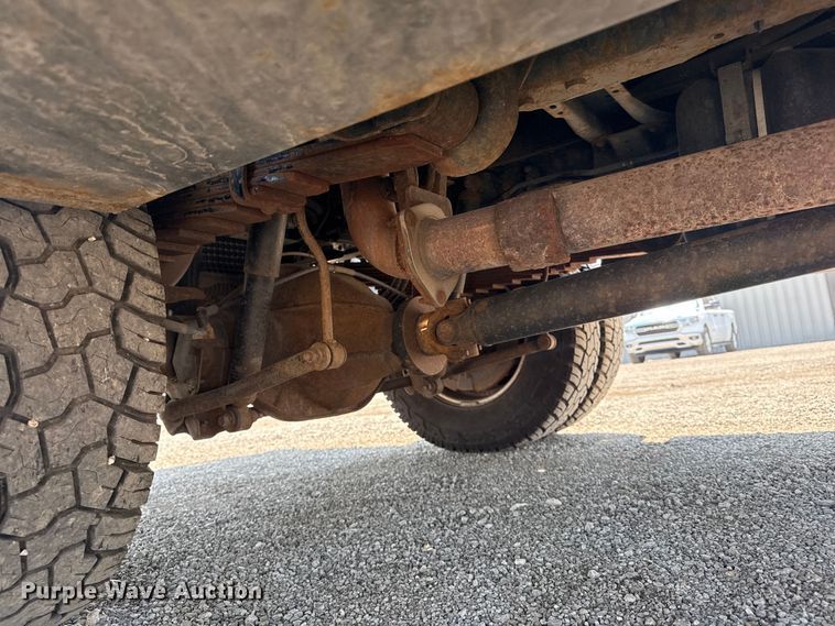 image for item EG6108 2017 Ford F350 Super Duty Crew Cab flatbed pickup truck