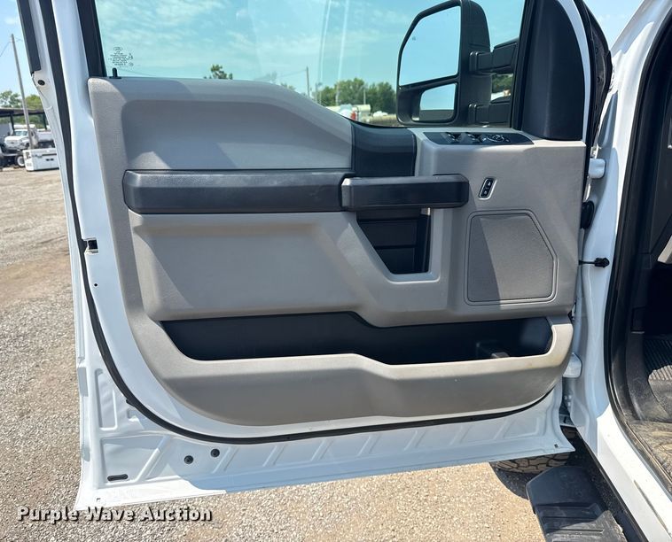 image for item EG6108 2017 Ford F350 Super Duty Crew Cab flatbed pickup truck