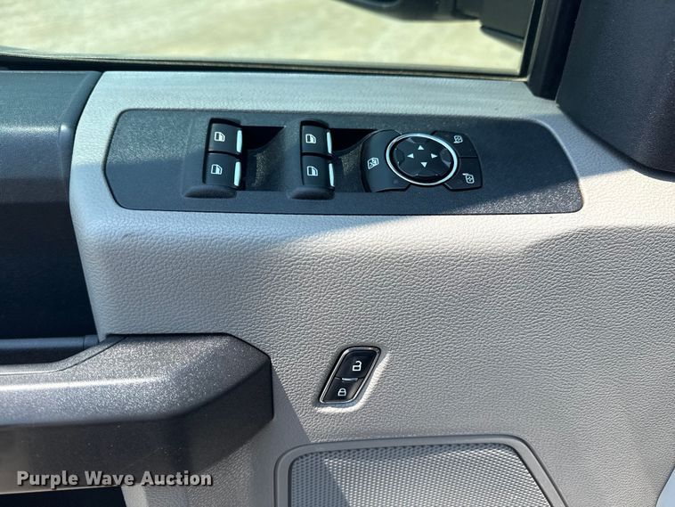 image for item EG6108 2017 Ford F350 Super Duty Crew Cab flatbed pickup truck