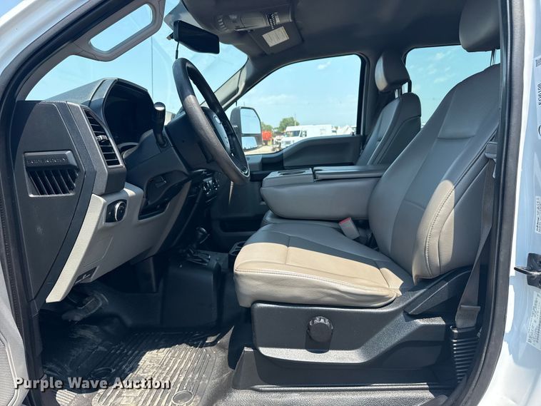 image for item EG6108 2017 Ford F350 Super Duty Crew Cab flatbed pickup truck