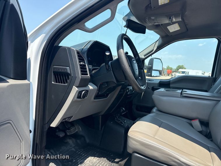 image for item EG6108 2017 Ford F350 Super Duty Crew Cab flatbed pickup truck