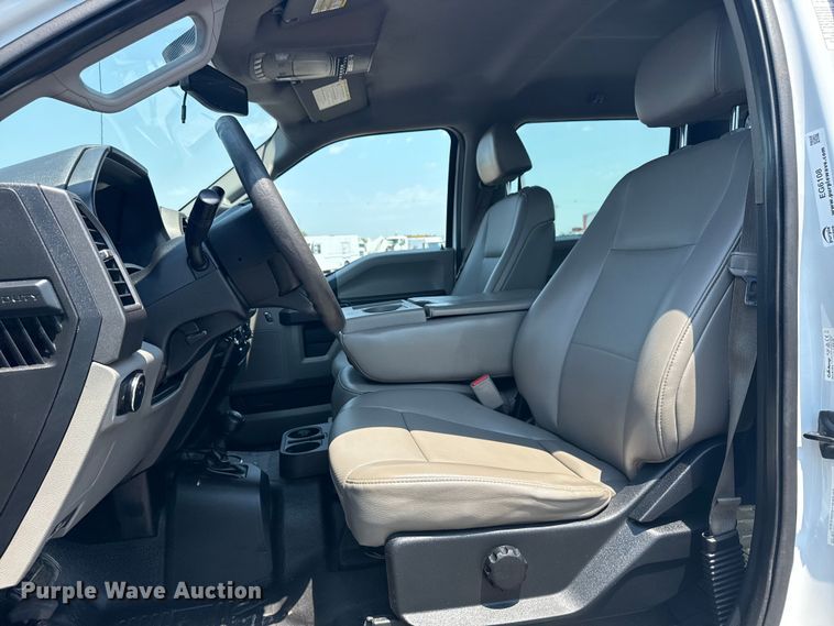 image for item EG6108 2017 Ford F350 Super Duty Crew Cab flatbed pickup truck