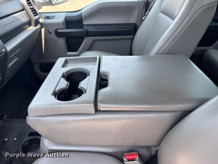 image for item EG6108 2017 Ford F350 Super Duty Crew Cab flatbed pickup truck