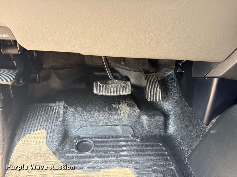 image for item EG6108 2017 Ford F350 Super Duty Crew Cab flatbed pickup truck