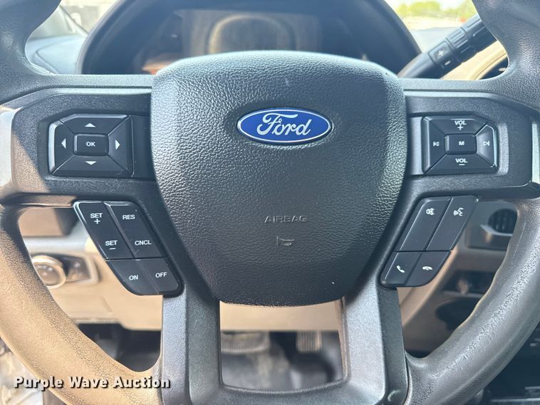 image for item EG6108 2017 Ford F350 Super Duty Crew Cab flatbed pickup truck