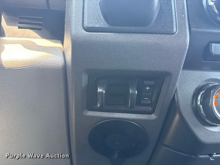 image for item EG6108 2017 Ford F350 Super Duty Crew Cab flatbed pickup truck