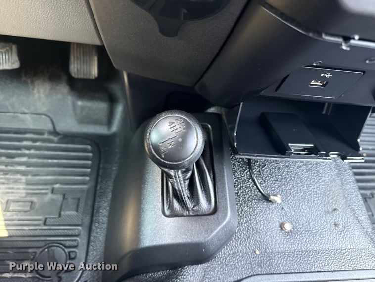 image for item EG6108 2017 Ford F350 Super Duty Crew Cab flatbed pickup truck