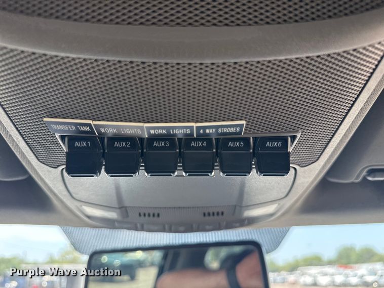 image for item EG6108 2017 Ford F350 Super Duty Crew Cab flatbed pickup truck