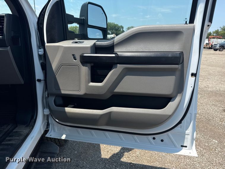 image for item EG6108 2017 Ford F350 Super Duty Crew Cab flatbed pickup truck