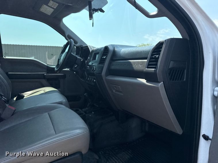 image for item EG6108 2017 Ford F350 Super Duty Crew Cab flatbed pickup truck