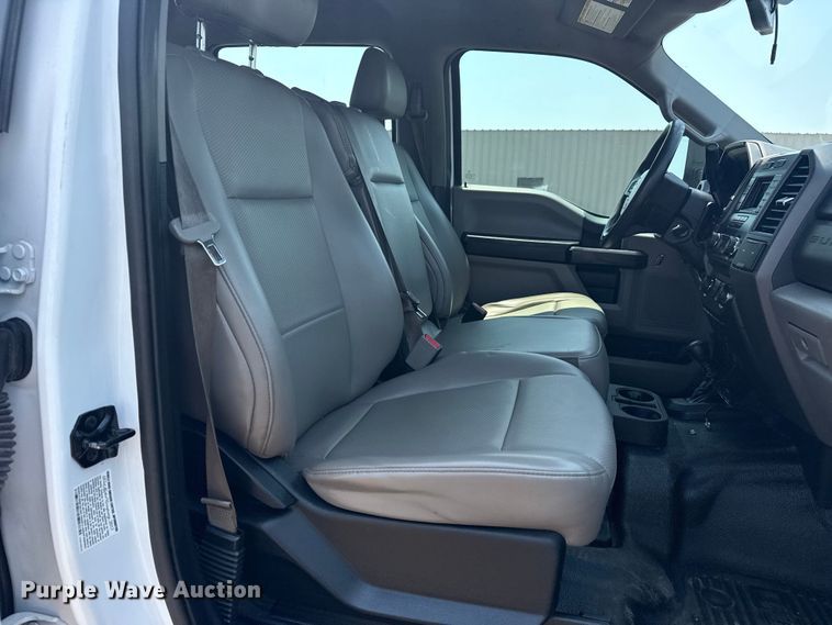 image for item EG6108 2017 Ford F350 Super Duty Crew Cab flatbed pickup truck