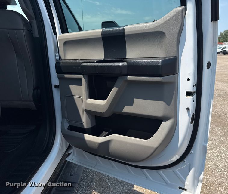 image for item EG6108 2017 Ford F350 Super Duty Crew Cab flatbed pickup truck