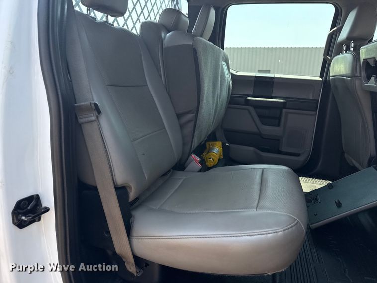 image for item EG6108 2017 Ford F350 Super Duty Crew Cab flatbed pickup truck