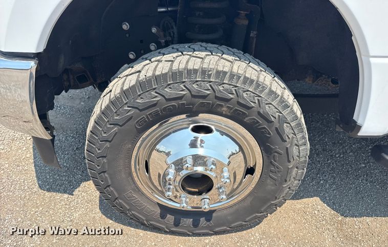 image for item EG6108 2017 Ford F350 Super Duty Crew Cab flatbed pickup truck