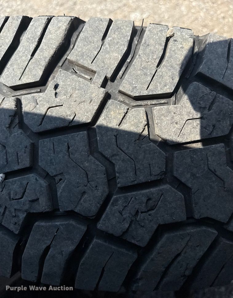 image for item EG6108 2017 Ford F350 Super Duty Crew Cab flatbed pickup truck