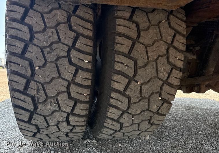 image for item EG6108 2017 Ford F350 Super Duty Crew Cab flatbed pickup truck