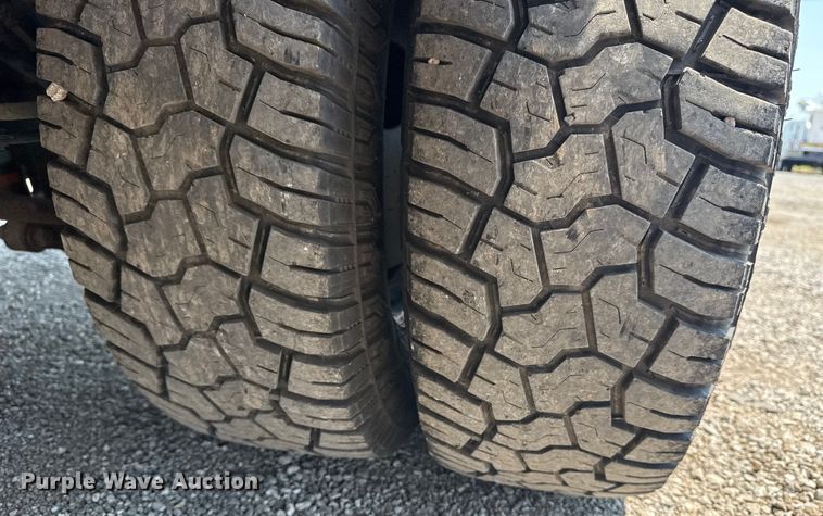 image for item EG6108 2017 Ford F350 Super Duty Crew Cab flatbed pickup truck