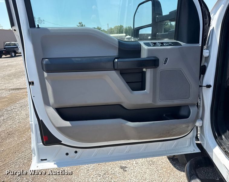 image for item EG6123 2018 Ford F550 Super Duty truck cab and chassis