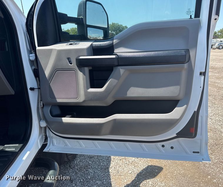 image for item EG6123 2018 Ford F550 Super Duty truck cab and chassis