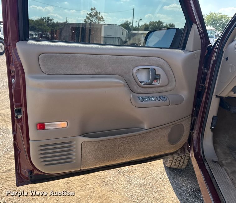 image for item EG6141 1998 GMC Sierra 3500 Crew Cab pickup truck