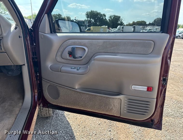 image for item EG6141 1998 GMC Sierra 3500 Crew Cab pickup truck