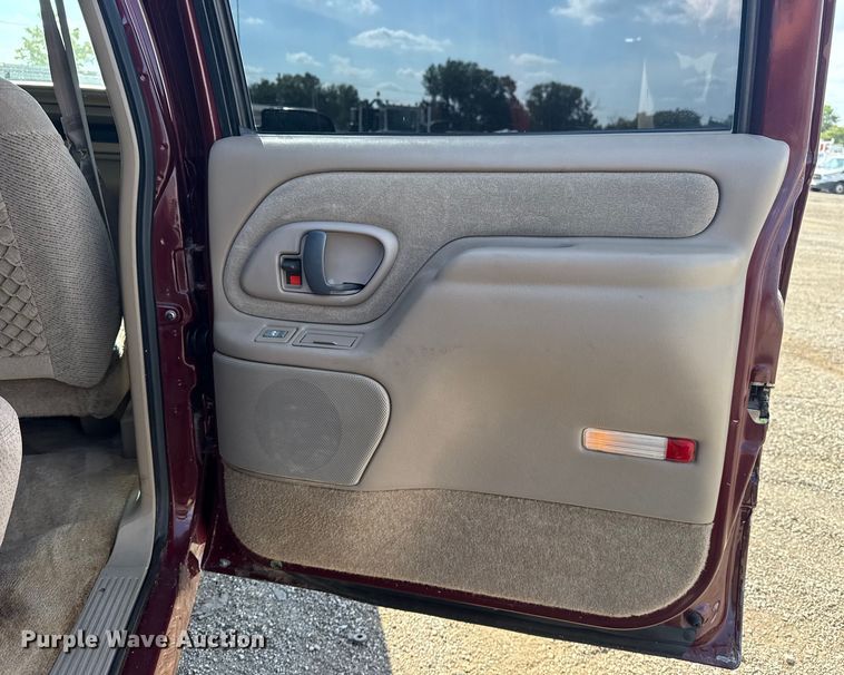 image for item EG6141 1998 GMC Sierra 3500 Crew Cab pickup truck