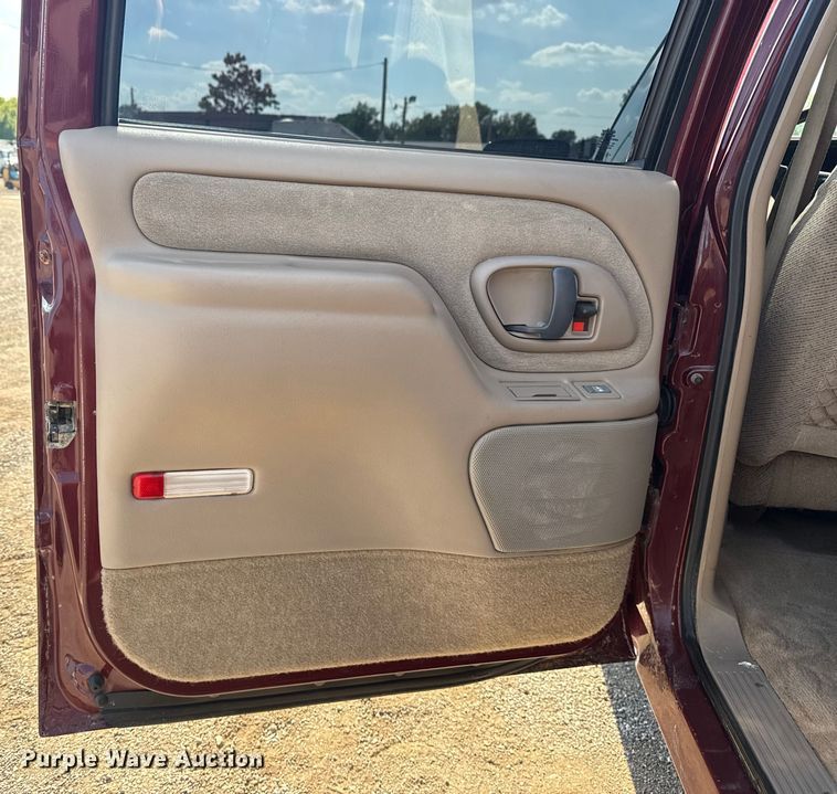 image for item EG6141 1998 GMC Sierra 3500 Crew Cab pickup truck