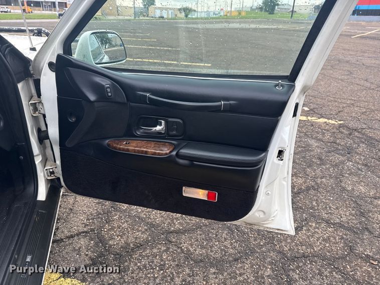 image for item EG8170 1997 Lincoln Town Car hearse