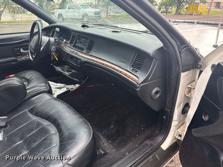 image for item EG8170 1997 Lincoln Town Car hearse