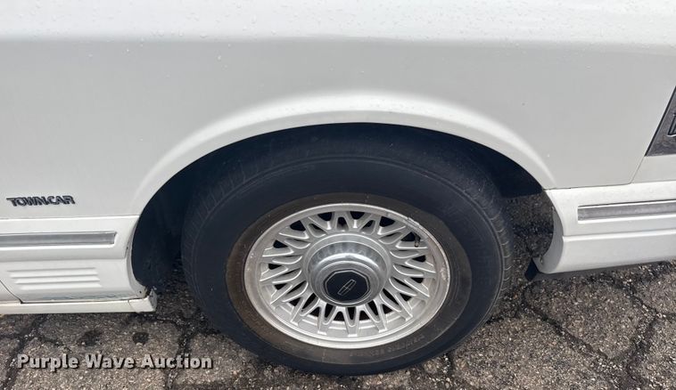 image for item EG8170 1997 Lincoln Town Car hearse