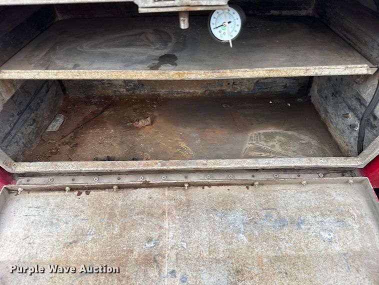 image for item EG8172 2006 Ford F350 Super Duty tow truck