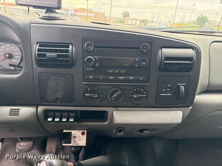 image for item EG8172 2006 Ford F350 Super Duty tow truck