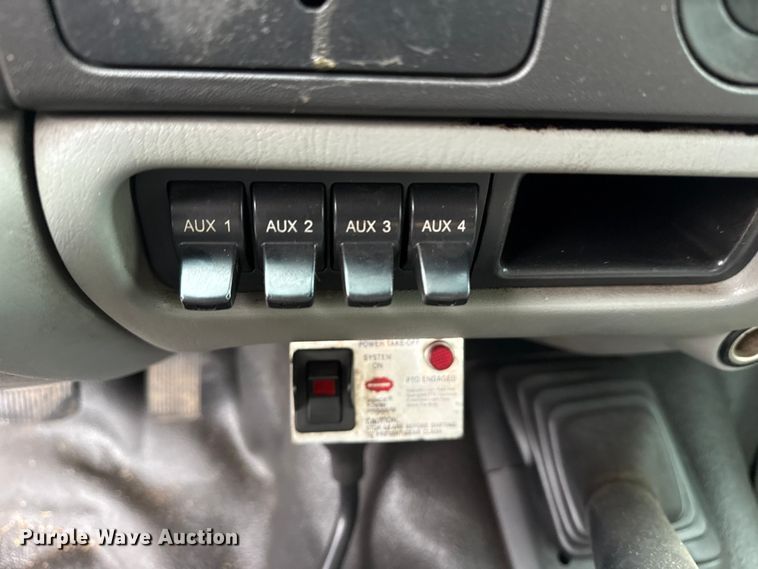 image for item EG8172 2006 Ford F350 Super Duty tow truck