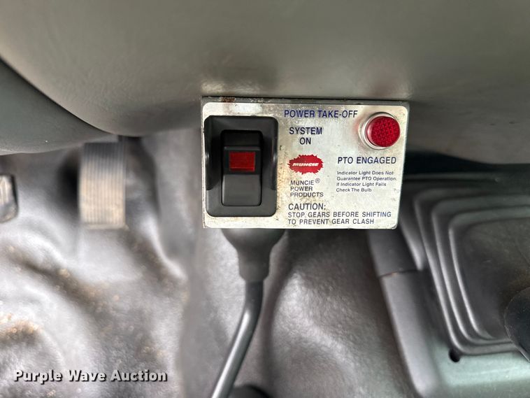 image for item EG8172 2006 Ford F350 Super Duty tow truck