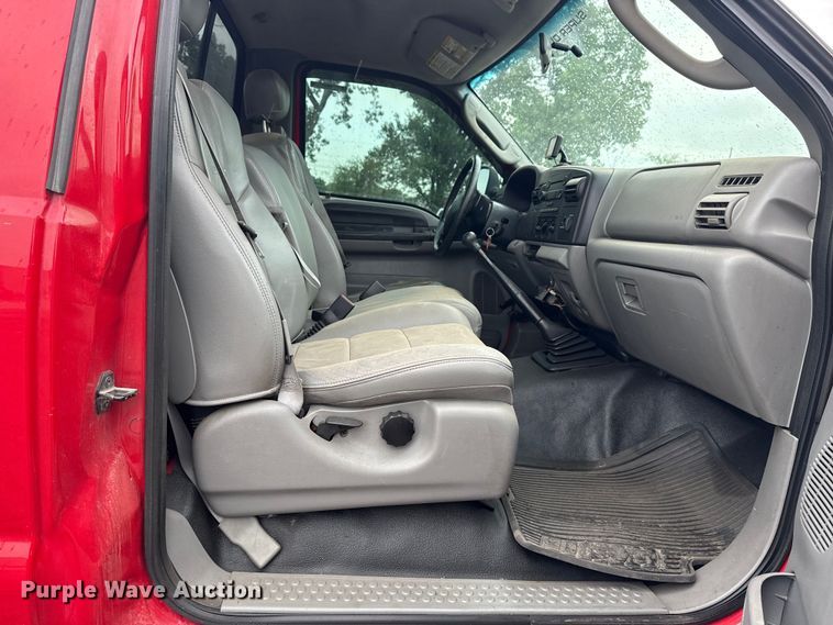 image for item EG8172 2006 Ford F350 Super Duty tow truck