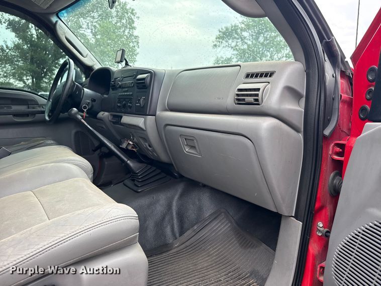 image for item EG8172 2006 Ford F350 Super Duty tow truck