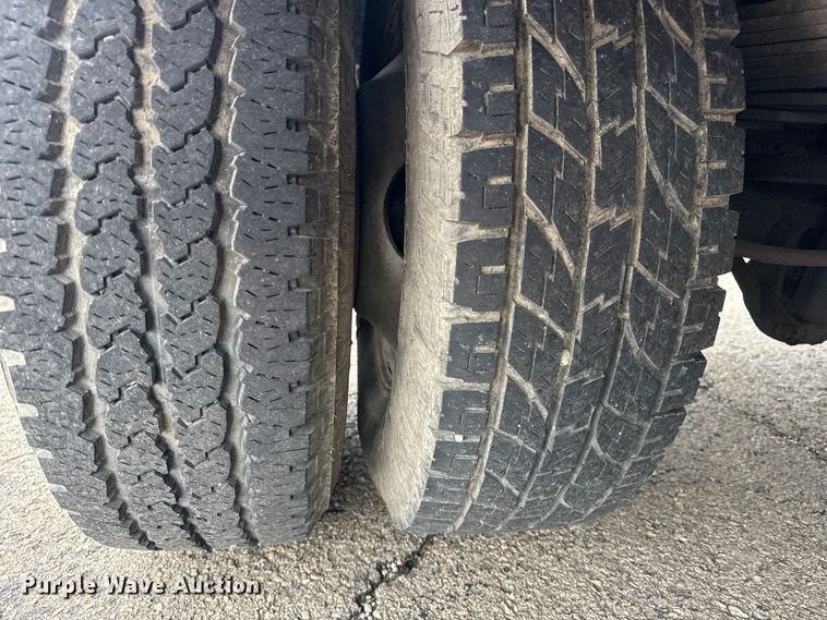 image for item EG8172 2006 Ford F350 Super Duty tow truck