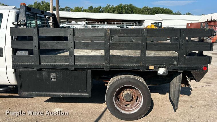 image for item EK8313 2006 Ford F550 Super Duty XL flatbed truck