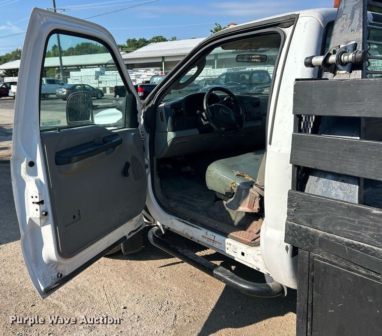 image for item EK8313 2006 Ford F550 Super Duty XL flatbed truck