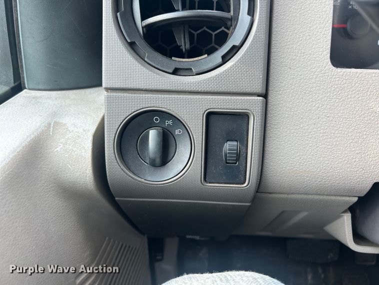 image for item EK8493 2009 Ford F250 Super Duty XL flatbed pickup truck