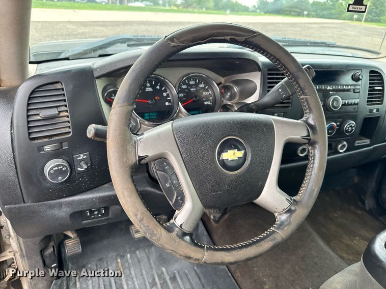 image for item EM2208 2009 Chevrolet Silverado 2500HD pickup truck