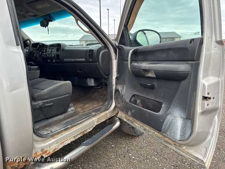 image for item EM2208 2009 Chevrolet Silverado 2500HD pickup truck