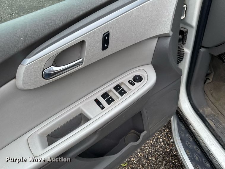 image for item EM2224 2011 Chevrolet Traverse LT SUV