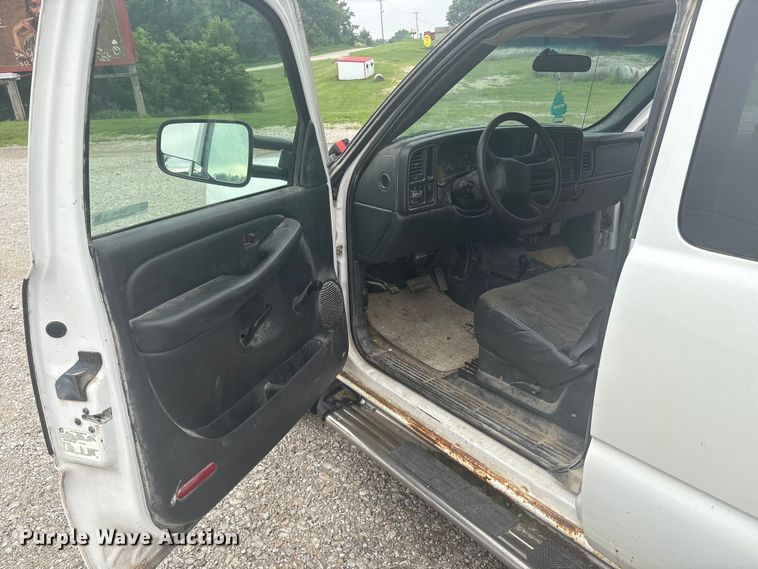 image for item EM2226 2002 Chevrolet Silverado 1500 Ext. Cab pickup truck