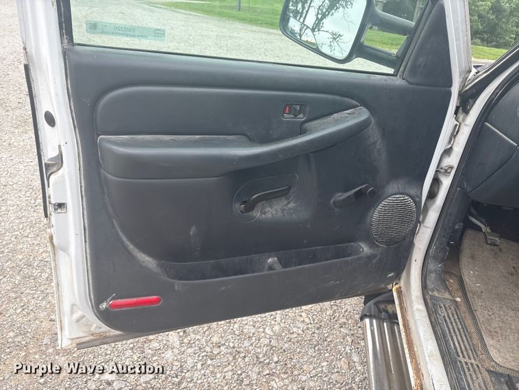 image for item EM2226 2002 Chevrolet Silverado 1500 Ext. Cab pickup truck