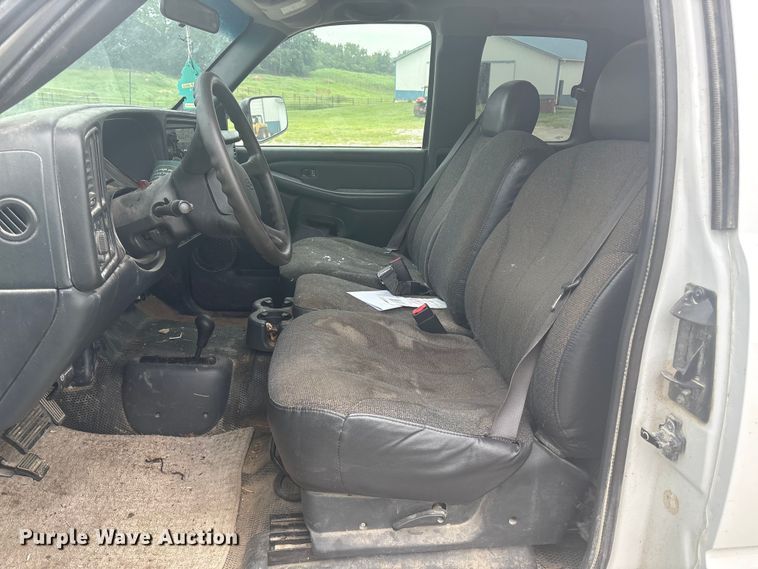 image for item EM2226 2002 Chevrolet Silverado 1500 Ext. Cab pickup truck