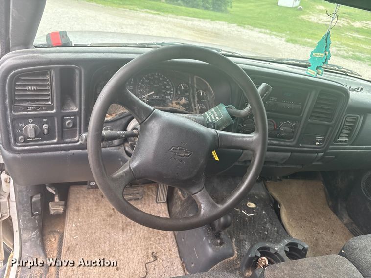 image for item EM2226 2002 Chevrolet Silverado 1500 Ext. Cab pickup truck