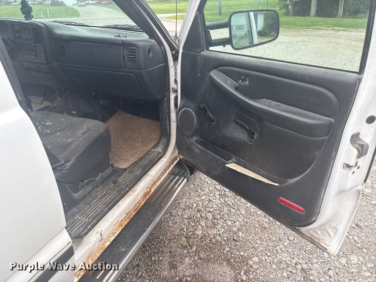 image for item EM2226 2002 Chevrolet Silverado 1500 Ext. Cab pickup truck